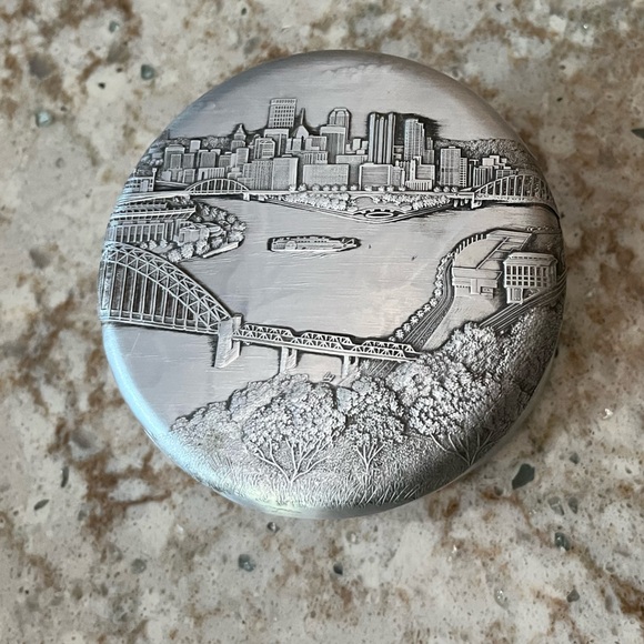 Pittsburgh Skyline trinket box - Wendell August forged/hammered aluminum - Picture 4 of 7